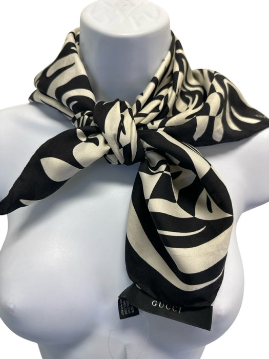 Gucci Black & Cream Silk Square Tiger Rolled Edges scarf Black & Cream / Medium