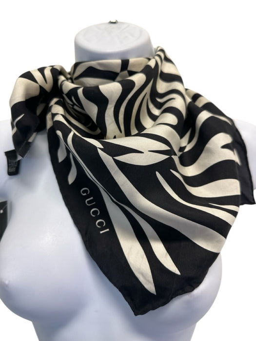 Gucci Black & Cream Silk Square Tiger Rolled Edges scarf Black & Cream / Medium