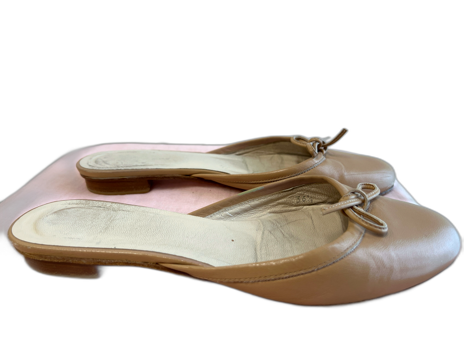 Burberry Shoe Size 36.5 Beige Leather Closed toe Round Toe Bow Detail Flat Shoes Beige / 36.5