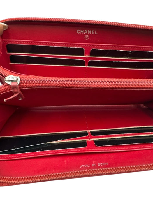 Chanel Red Patent Leather Zip Close Camellia Interlocking CC Wallets Red