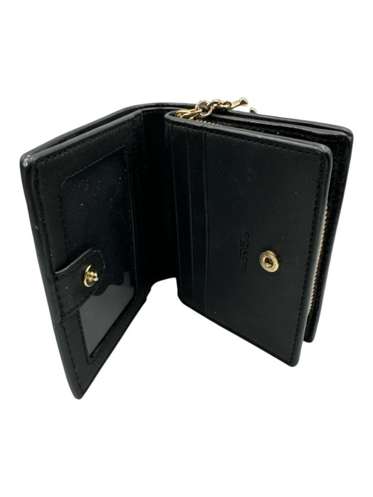 Coach Black Pebble Leather Zip Close Button Close Logo Wallets Black