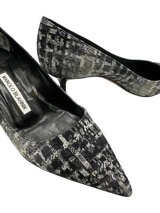 Manolo Blahnik Shoe Size 36 Black & White Canvas & Leather Pointed Toe Pumps Black & White / 36