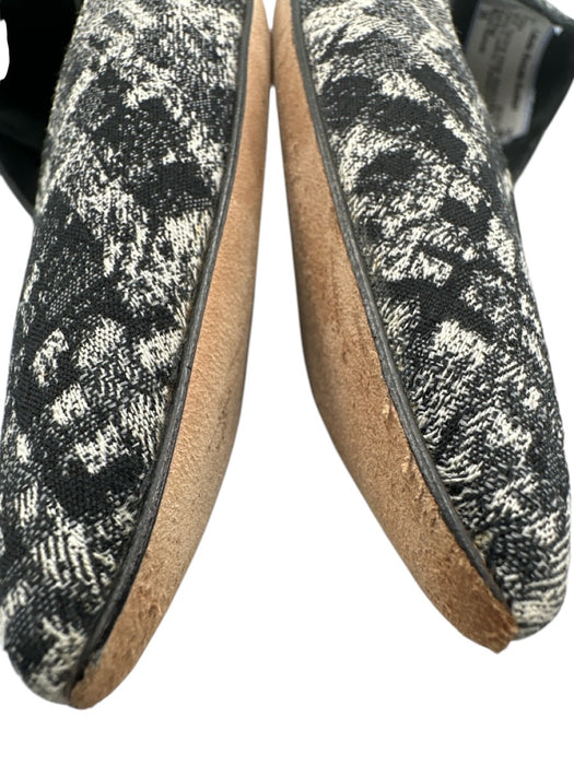 Manolo Blahnik Shoe Size 36 Black & White Canvas & Leather Pointed Toe Pumps Black & White / 36