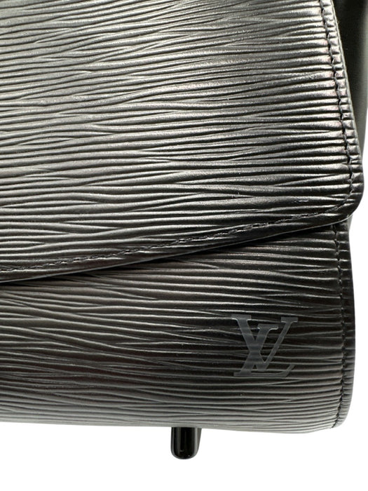 Louis Vuitton Black Epi Leather Flap Top Magnetic Snap Closure Shoulder Bag Black / GM