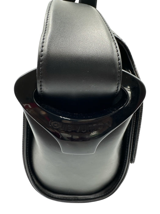 Louis Vuitton Black Epi Leather Flap Top Magnetic Snap Closure Shoulder Bag Black / GM