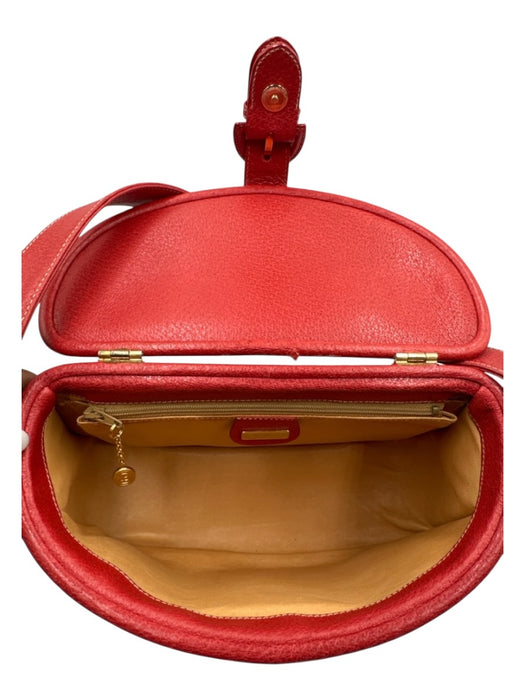 Gucci Red Leather Magnetic  Flap Gold Hardware Buckle Detail shoulder strap Bag Red / S