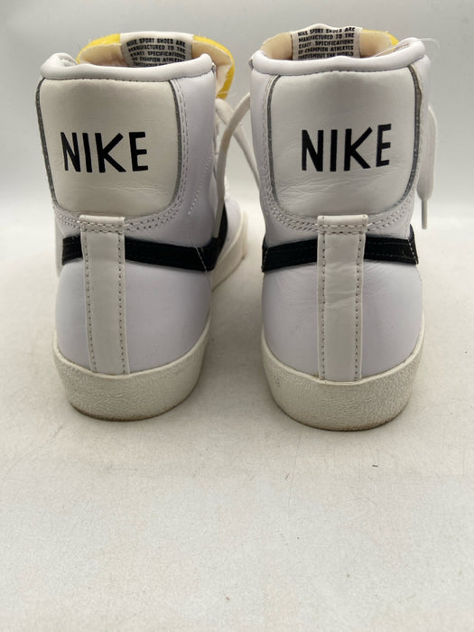 Nike Shoe Size 6 White & Black Leather Upper Suede Detail Swoosh Sneakers