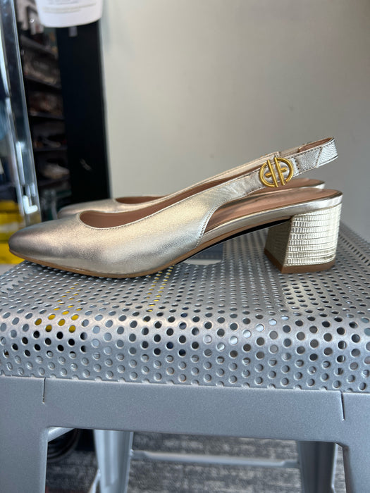 Cole Haan Shoe Size 7.5 Gold Leather & Manmade Pointed Toe Gold Hardware Shoes