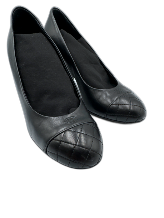 Chanel Shoe Size 38.5 Black Leather Cap Toe Block Heel Pearls Dustbag Inc. Pumps Black / 38.5