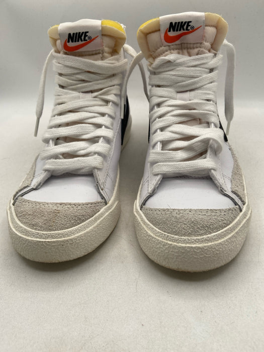 Nike Shoe Size 6 White & Black Leather Upper Suede Detail Swoosh Sneakers