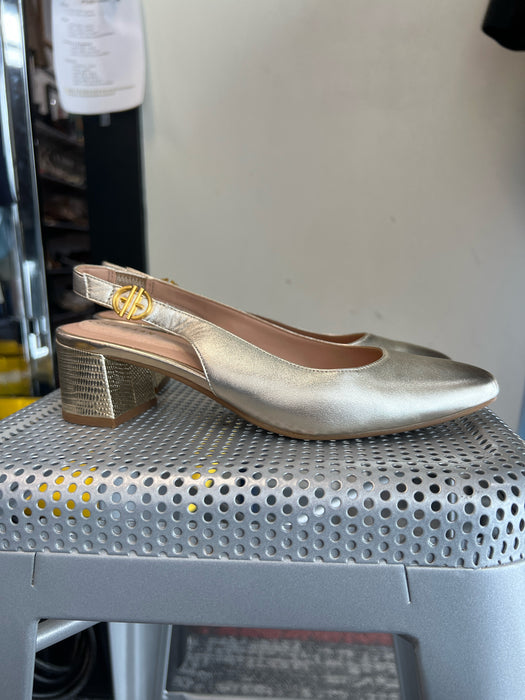 Cole Haan Shoe Size 7.5 Gold Leather & Manmade Pointed Toe Gold Hardware Shoes